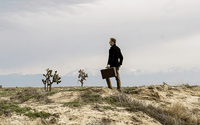 Homme avec sa malette pour promouvoir son article de blog